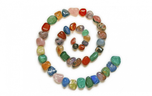 Amulette de bricolage pour la chance de pierres colorées