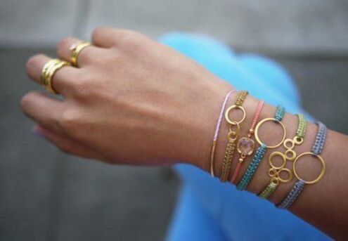 bracelets sur le bras comme talismans de bonne chance