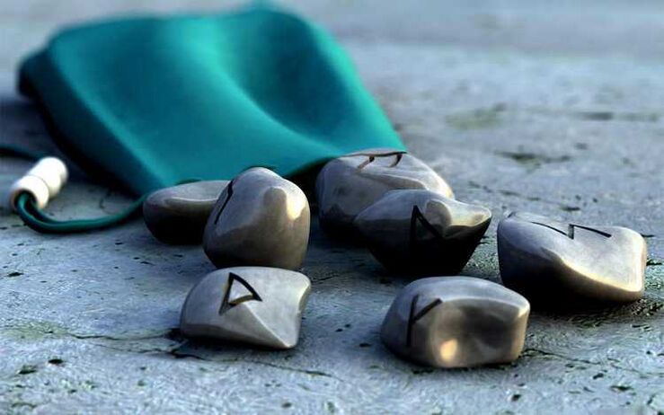 pochette avec des runes comme amulette pour la chance